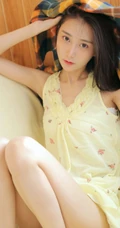 清纯可爱丸子头少女暖色肩带背心短裤动人室内写真