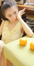 清纯可爱丸子头少女暖色肩带背心短裤动人室内写真