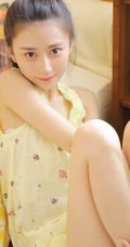 清纯可爱丸子头少女暖色肩带背心短裤动人室内写真