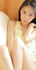 清纯可爱丸子头少女暖色肩带背心短裤动人室内写真