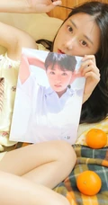 清纯可爱丸子头少女暖色肩带背心短裤动人室内写真