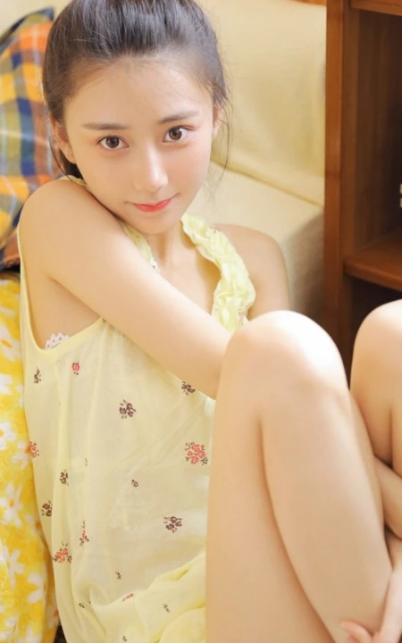 清纯可爱丸子头少女暖色肩带背心短裤动人室内写真