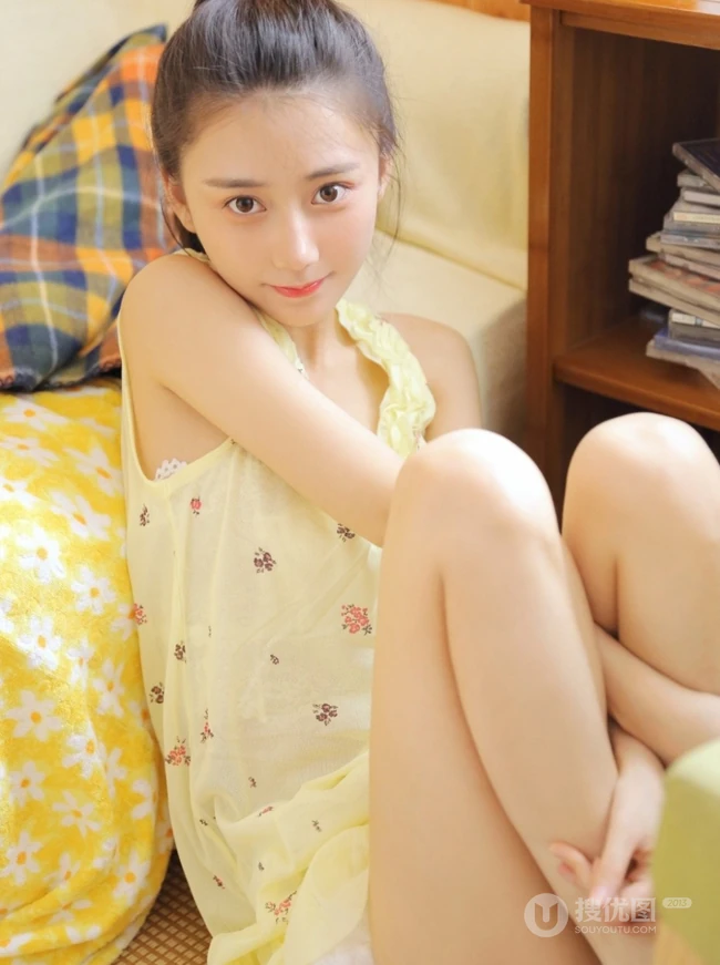 清纯可爱丸子头少女暖色肩带背心短裤动人室内写真