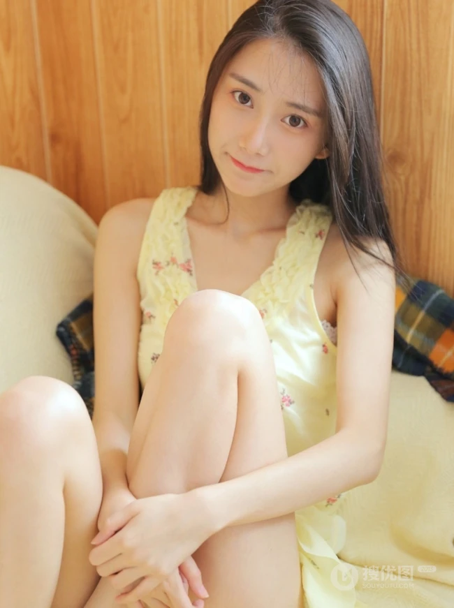 清纯可爱丸子头少女暖色肩带背心短裤动人室内写真