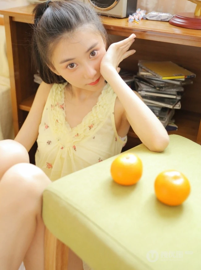 清纯可爱丸子头少女暖色肩带背心短裤动人室内写真