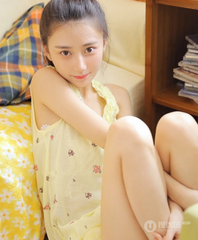 清纯可爱丸子头少女暖色肩带背心短裤动人室内写真