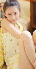 清纯可爱丸子头少女暖色肩带背心短裤动人室内写真