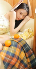 清纯可爱丸子头少女暖色肩带背心短裤动人室内写真