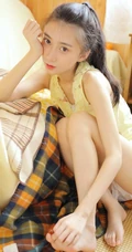 清纯可爱丸子头少女暖色肩带背心短裤动人室内写真