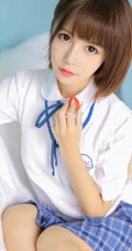 比草莓还甜，甜美气质短发制服少女手拿草莓好看写真