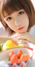 比草莓还甜，甜美气质短发制服少女手拿草莓好看写真