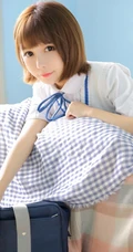 比草莓还甜，甜美气质短发制服少女手拿草莓好看写真