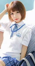 比草莓还甜，甜美气质短发制服少女手拿草莓好看写真