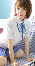 比草莓还甜，甜美气质短发制服少女手拿草莓好看写真