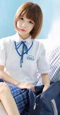 比草莓还甜，甜美气质短发制服少女手拿草莓好看写真