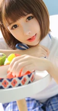 比草莓还甜，甜美气质短发制服少女手拿草莓好看写真