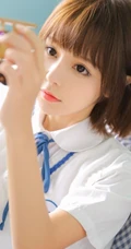 比草莓还甜，甜美气质短发制服少女手拿草莓好看写真