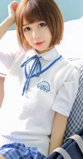 比草莓还甜，甜美气质短发制服少女手拿草莓好看写真