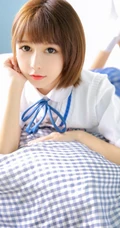 比草莓还甜，甜美气质短发制服少女手拿草莓好看写真