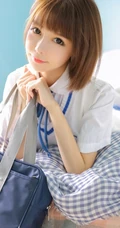 比草莓还甜，甜美气质短发制服少女手拿草莓好看写真