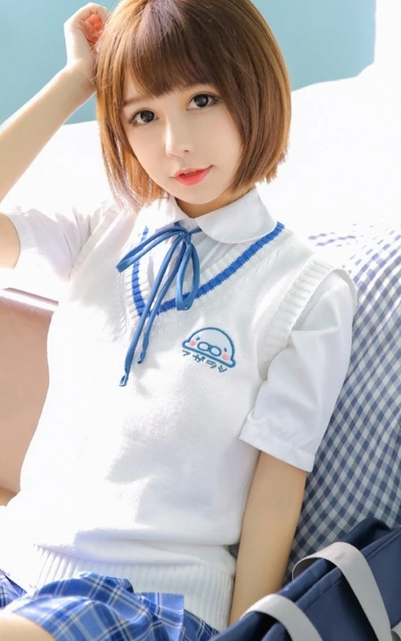 比草莓还甜，甜美气质短发制服少女手拿草莓好看写真