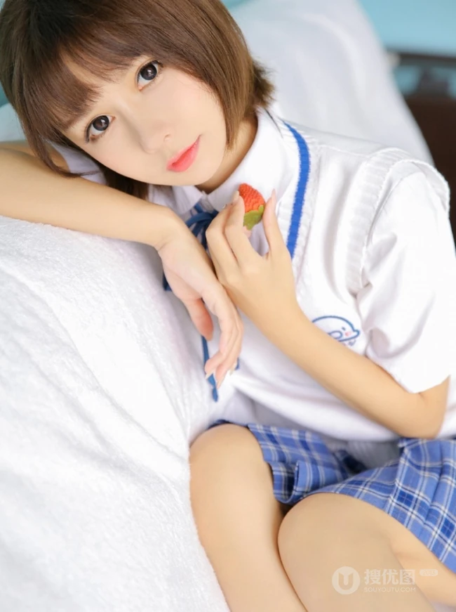 比草莓还甜，甜美气质短发制服少女手拿草莓好看写真