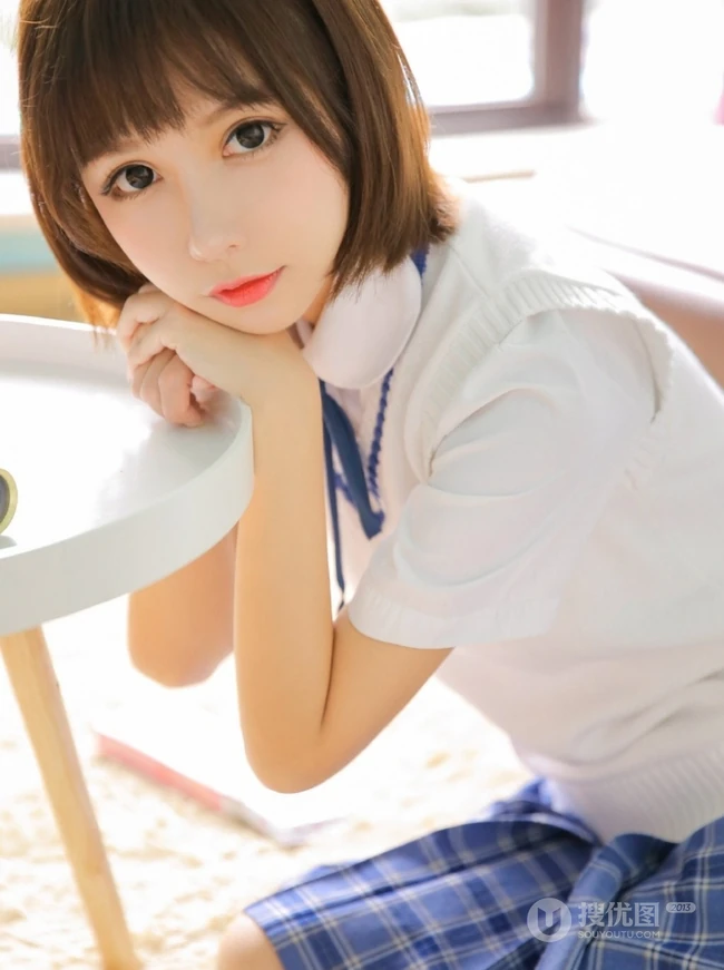 比草莓还甜，甜美气质短发制服少女手拿草莓好看写真
