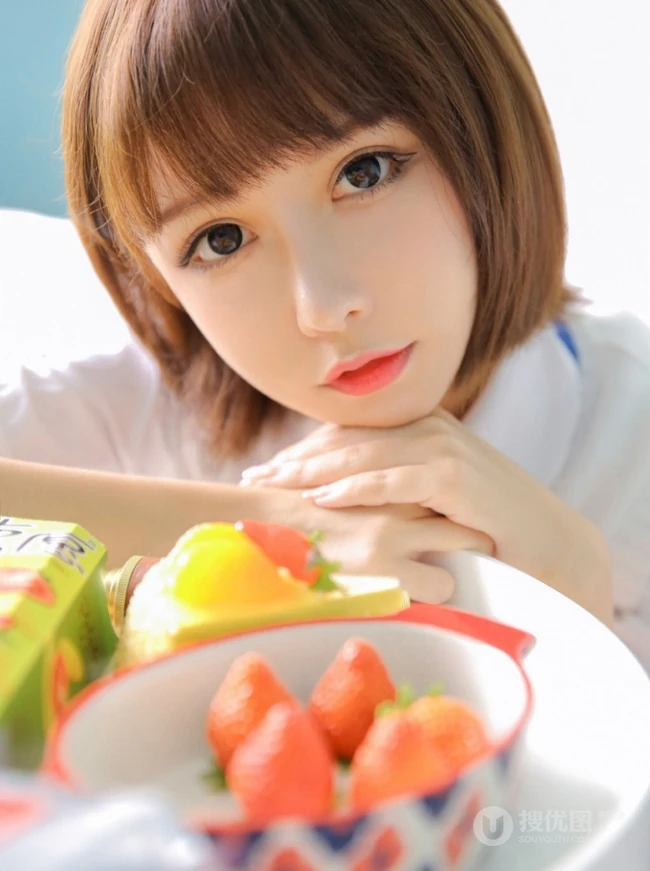 比草莓还甜，甜美气质短发制服少女手拿草莓好看写真