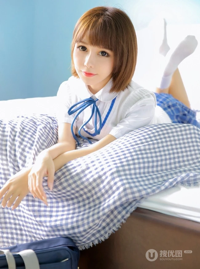 比草莓还甜，甜美气质短发制服少女手拿草莓好看写真