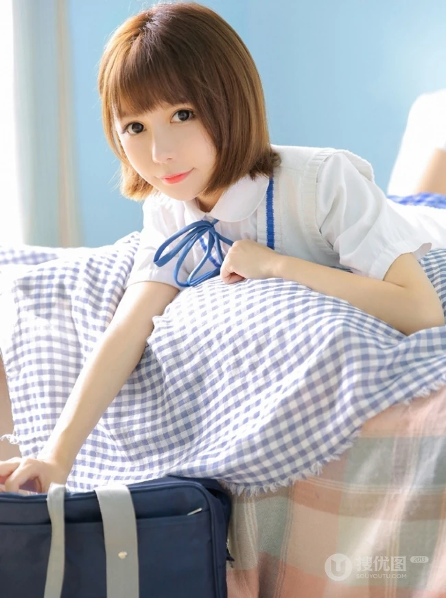 比草莓还甜，甜美气质短发制服少女手拿草莓好看写真