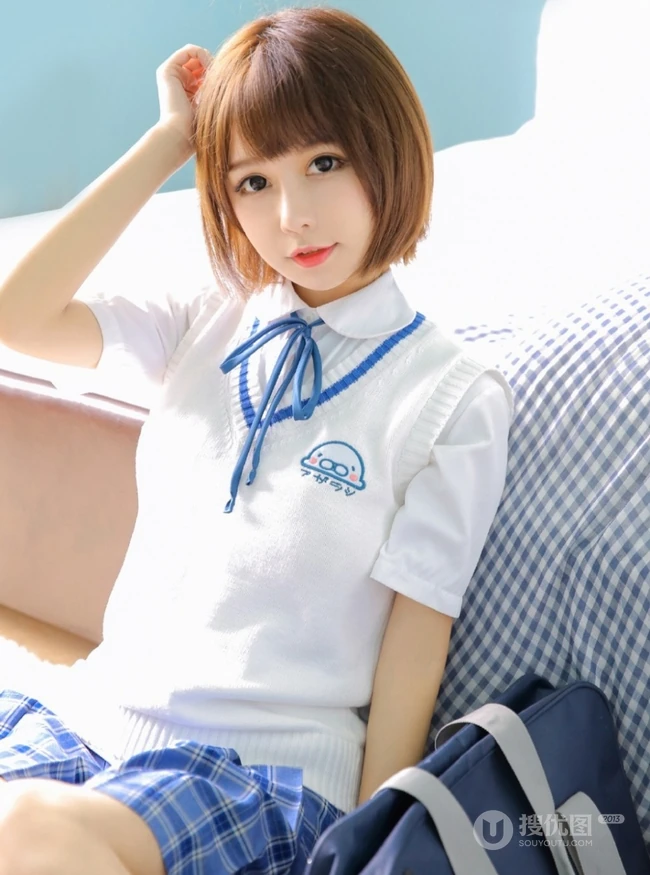 比草莓还甜，甜美气质短发制服少女手拿草莓好看写真