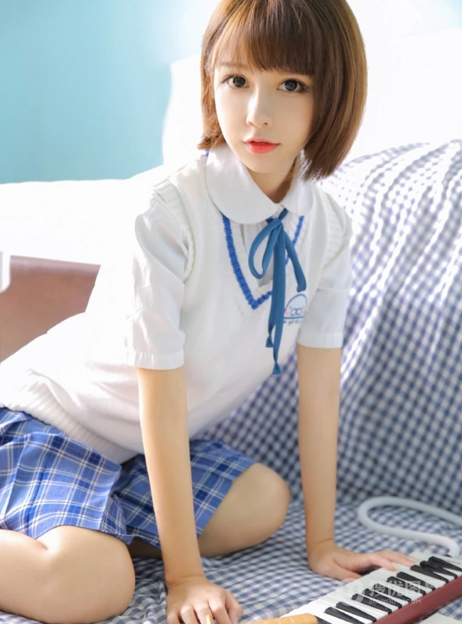 比草莓还甜，甜美气质短发制服少女手拿草莓好看写真