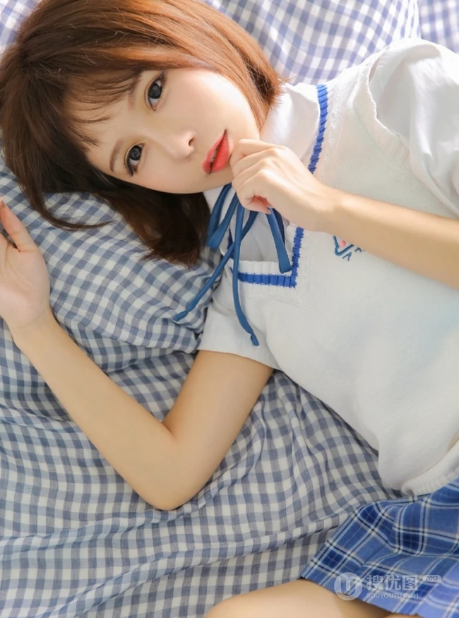 比草莓还甜，甜美气质短发制服少女手拿草莓好看写真