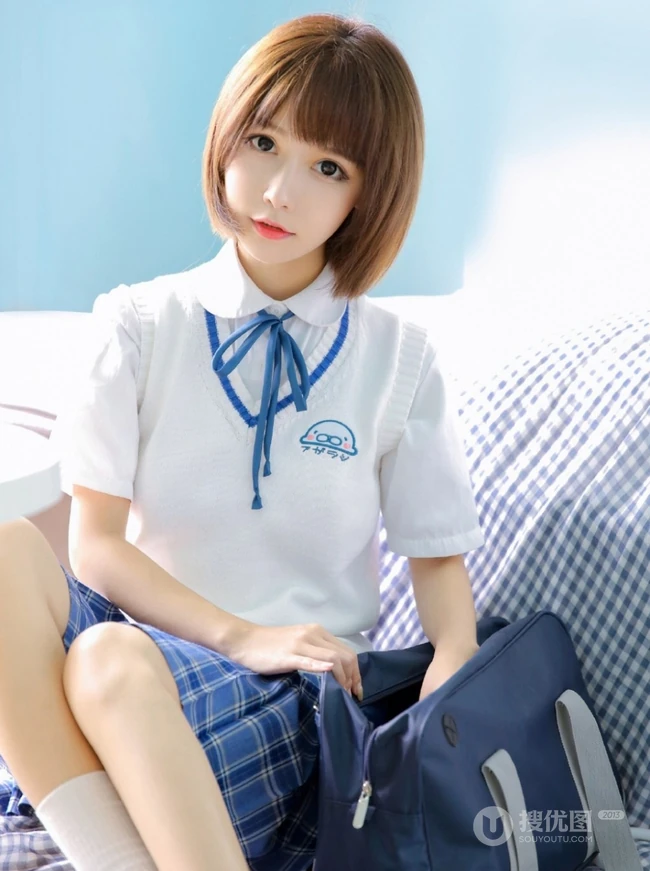 比草莓还甜，甜美气质短发制服少女手拿草莓好看写真