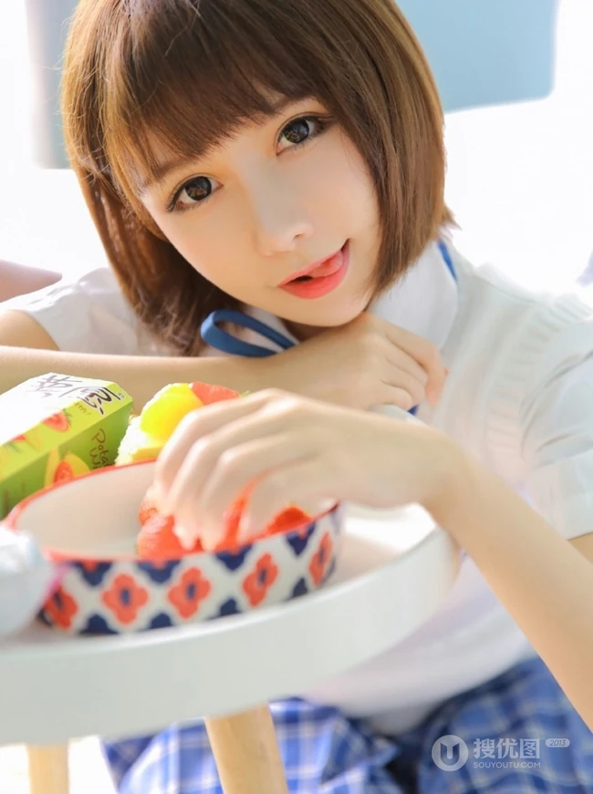 比草莓还甜，甜美气质短发制服少女手拿草莓好看写真
