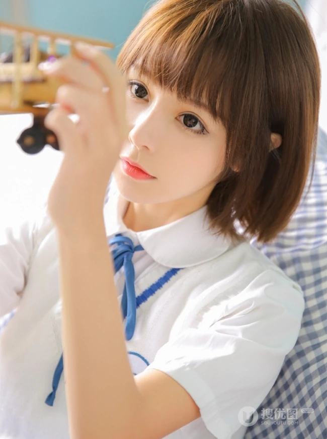 比草莓还甜，甜美气质短发制服少女手拿草莓好看写真