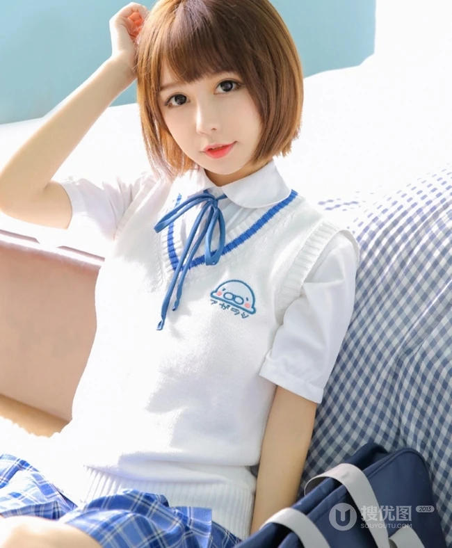 比草莓还甜，甜美气质短发制服少女手拿草莓好看写真