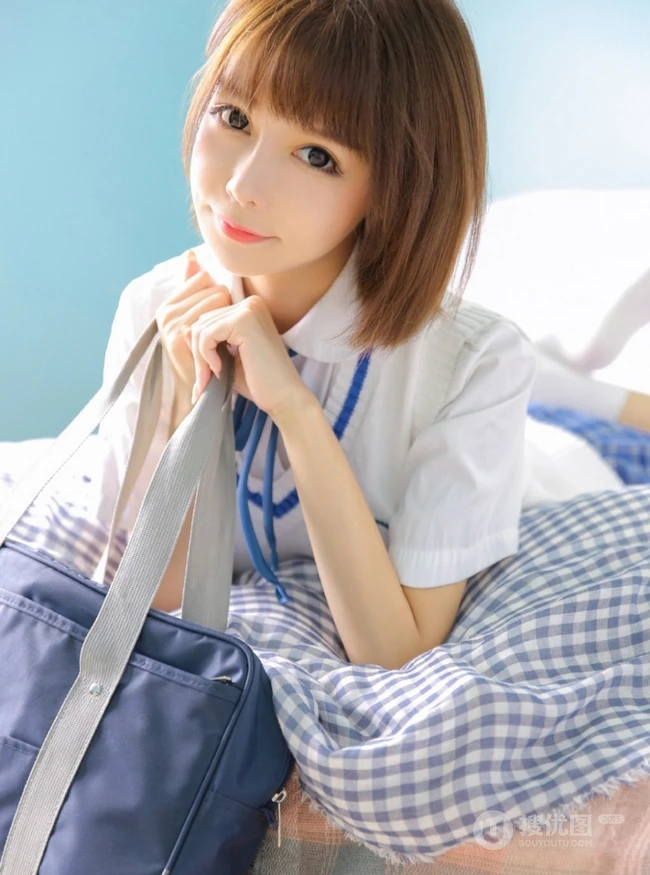 比草莓还甜，甜美气质短发制服少女手拿草莓好看写真