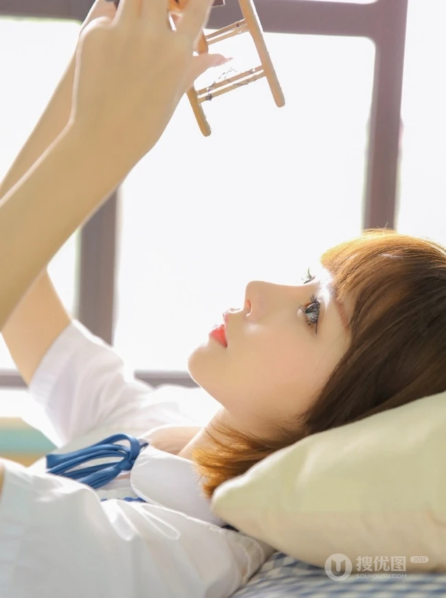 比草莓还甜，甜美气质短发制服少女手拿草莓好看写真