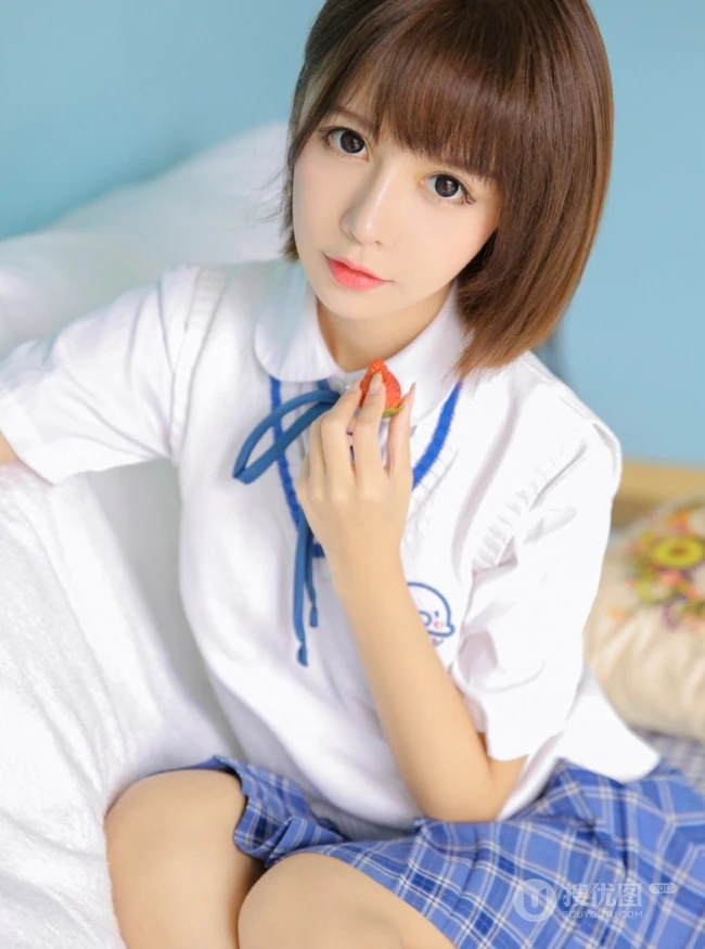 比草莓还甜，甜美气质短发制服少女手拿草莓好看写真