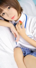 比草莓还甜，甜美气质短发制服少女手拿草莓好看写真