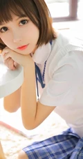 比草莓还甜，甜美气质短发制服少女手拿草莓好看写真