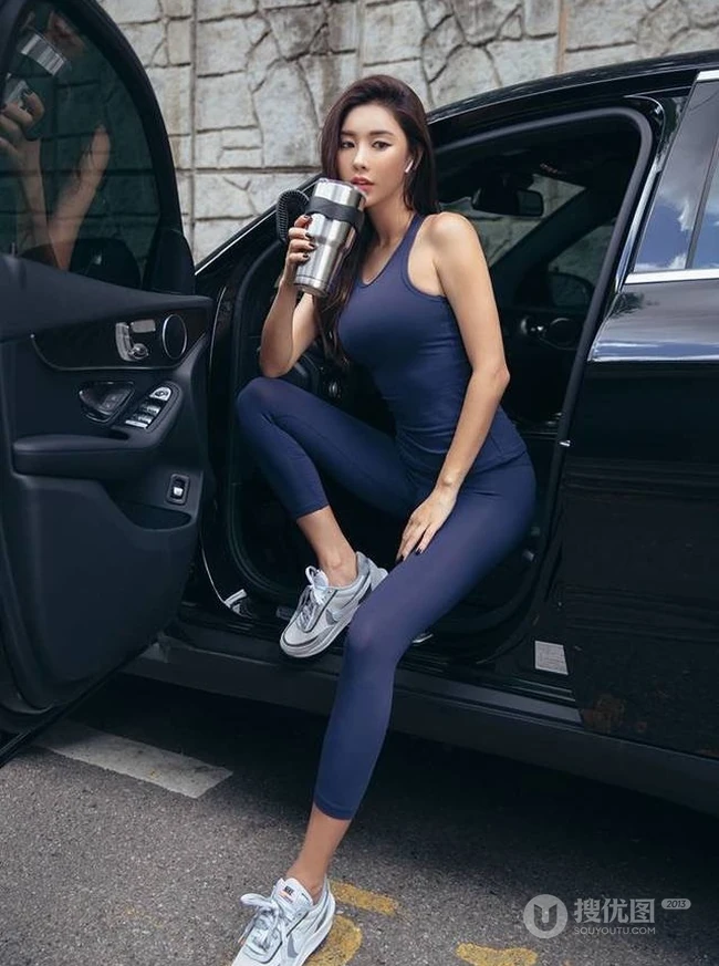黑色轿车里的精选气质紧身运动衣女生街拍写真图片