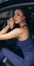 黑色轿车里的精选气质紧身运动衣女生街拍写真图片
