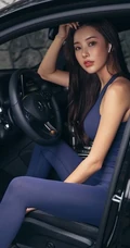 黑色轿车里的精选气质紧身运动衣女生街拍写真图片