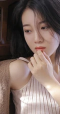 钢琴前的伤感柔美肩带连衣裙女生慵懒气质室内写真