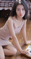 钢琴前的伤感柔美肩带连衣裙女生慵懒气质室内写真
