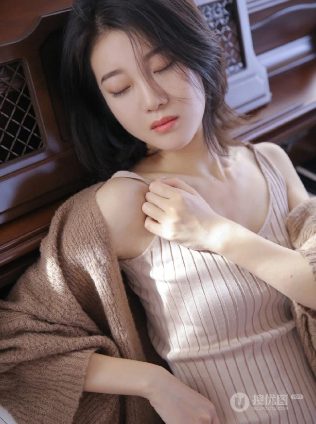 钢琴前的伤感柔美肩带连衣裙女生慵懒气质室内写真