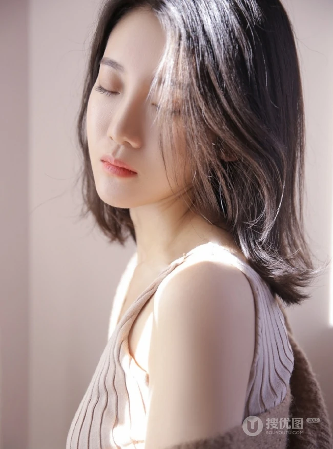 钢琴前的伤感柔美肩带连衣裙女生慵懒气质室内写真