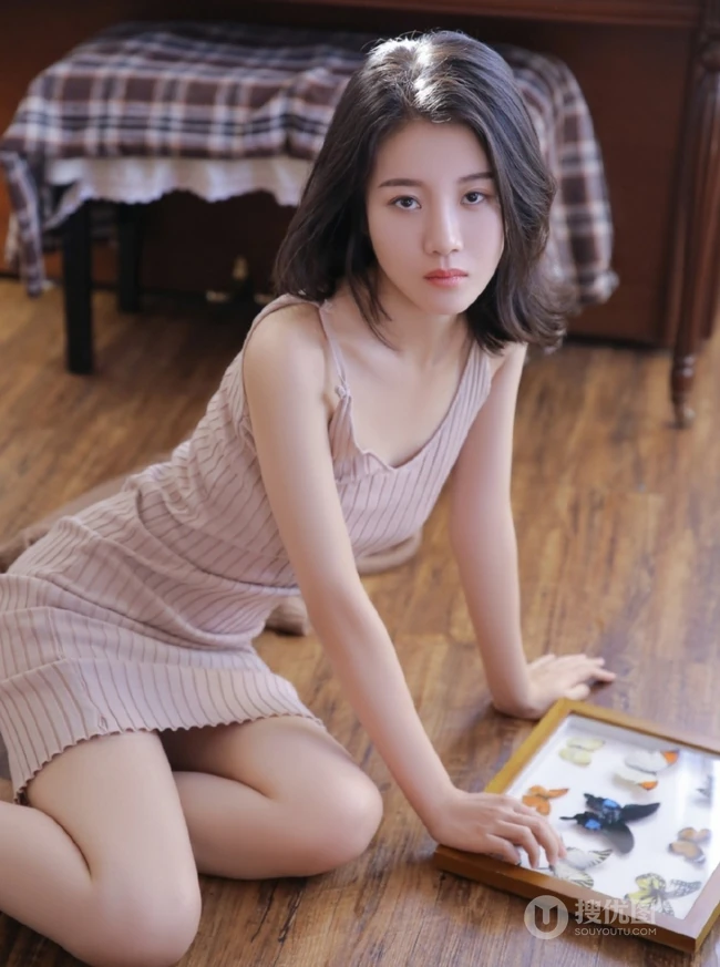 钢琴前的伤感柔美肩带连衣裙女生慵懒气质室内写真